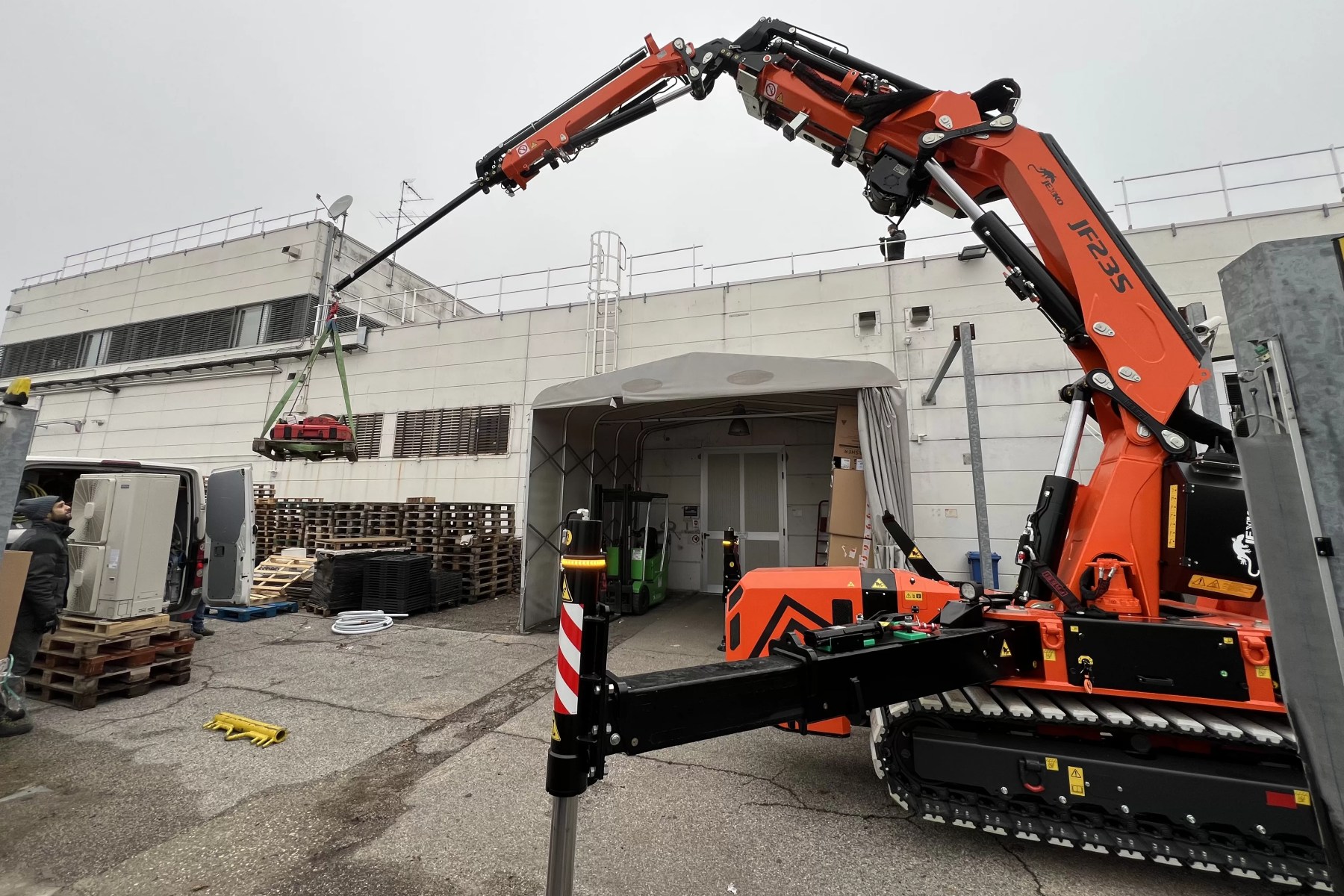 gru elettrica a noleggio durante sollevamento materiali